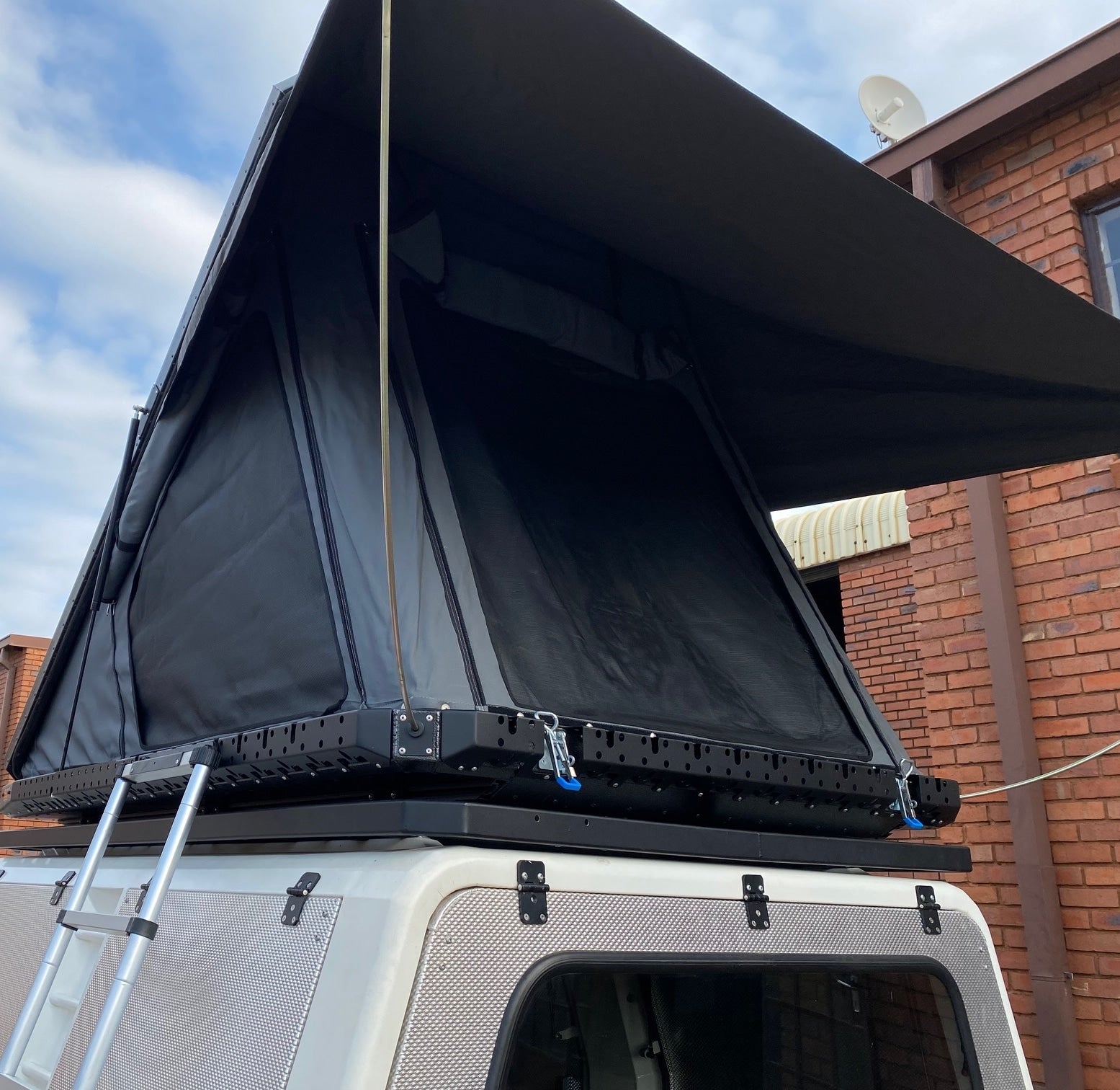 Clamp Shell Aluminium BZT Rooftop Tent