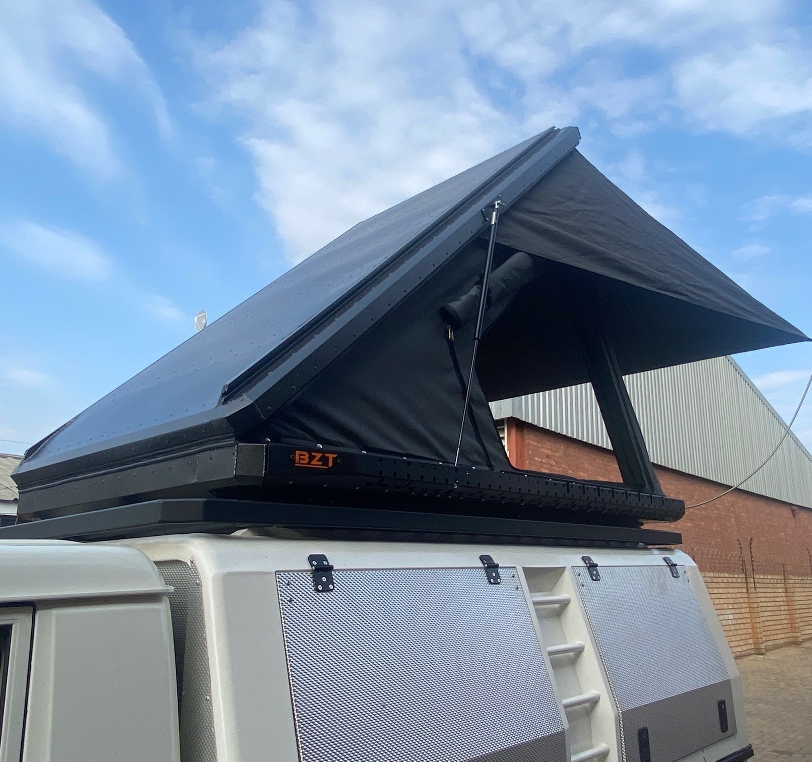 Clamp Shell Aluminium BZT Rooftop Tent