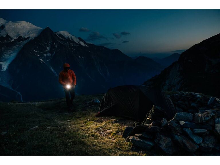 Olight Seeker 4 Pro Rechargeable LED Flashlight – 4600 Lumens – Cool White – Includes 1 x 21700